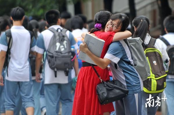 警惕非法色情內(nèi)容，大瀝步行街站街女背后的風(fēng)險(xiǎn)與道德警示